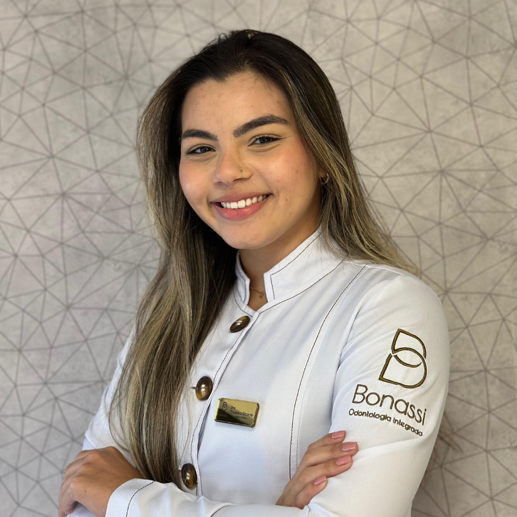 Doutora Thamara de jaleco branco e braços cruzados