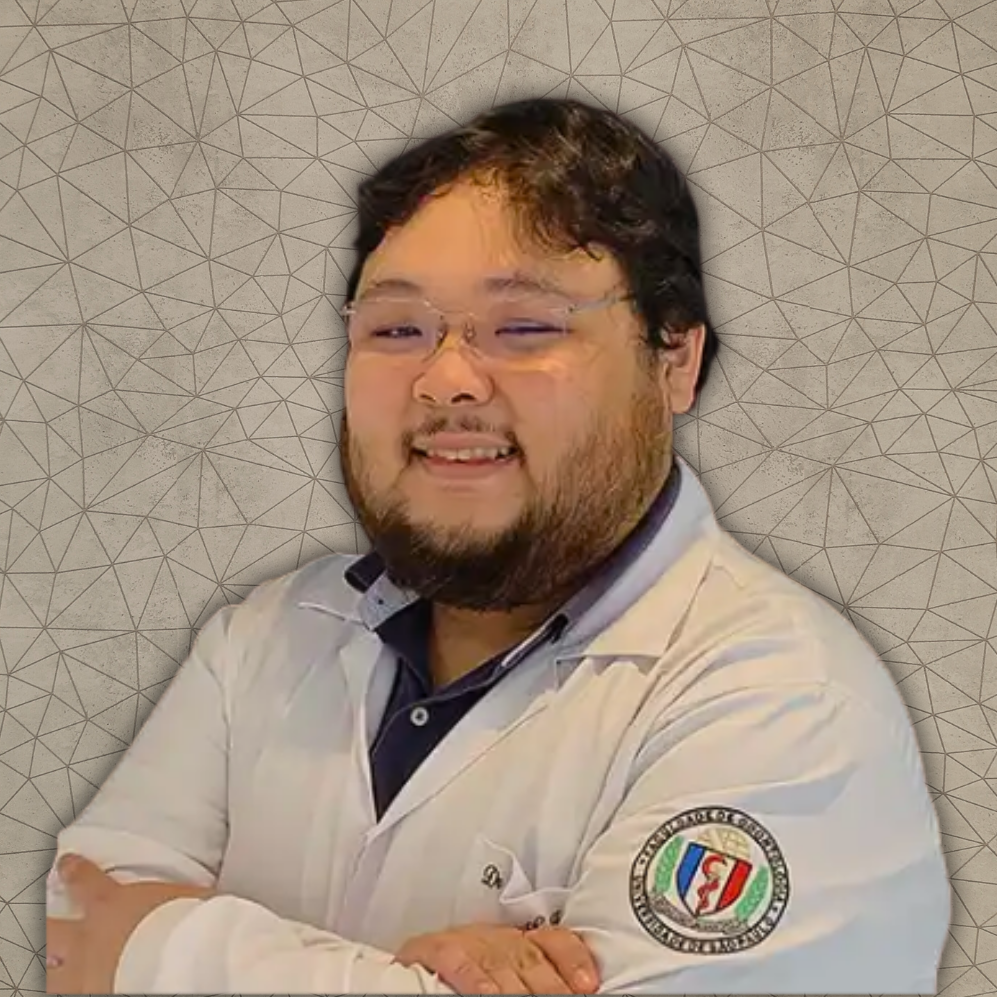 Doutor Renan usando jaleco branco pousando para foto de bracos cruzados