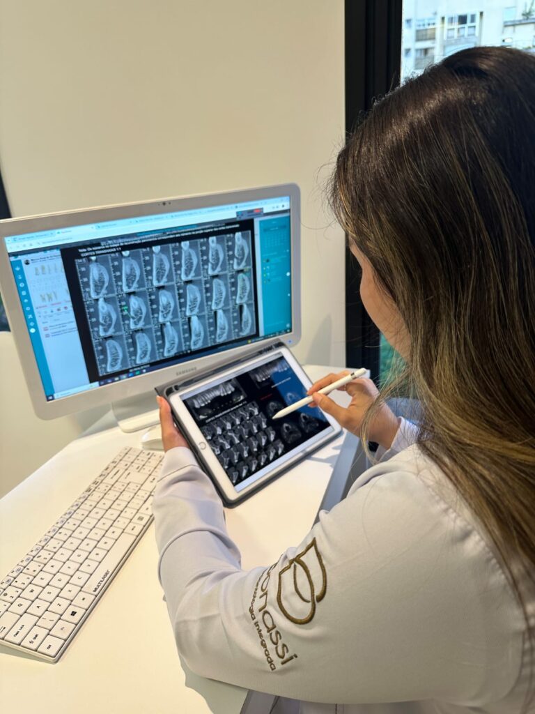 Doutora planejando o tratamento com implantes na tela com computador com ajuda de um tablet