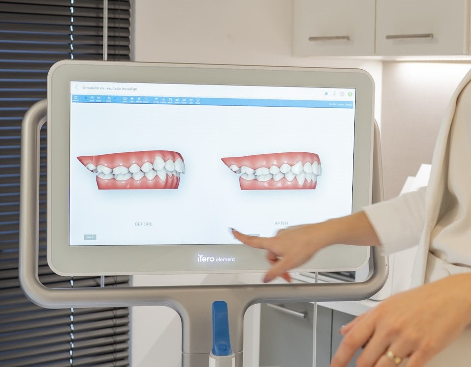 Doutora mostrando a tela do itero