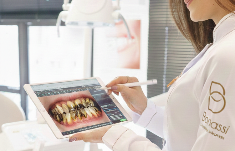 Doutora analisando no ipad imagem de dentes danificados