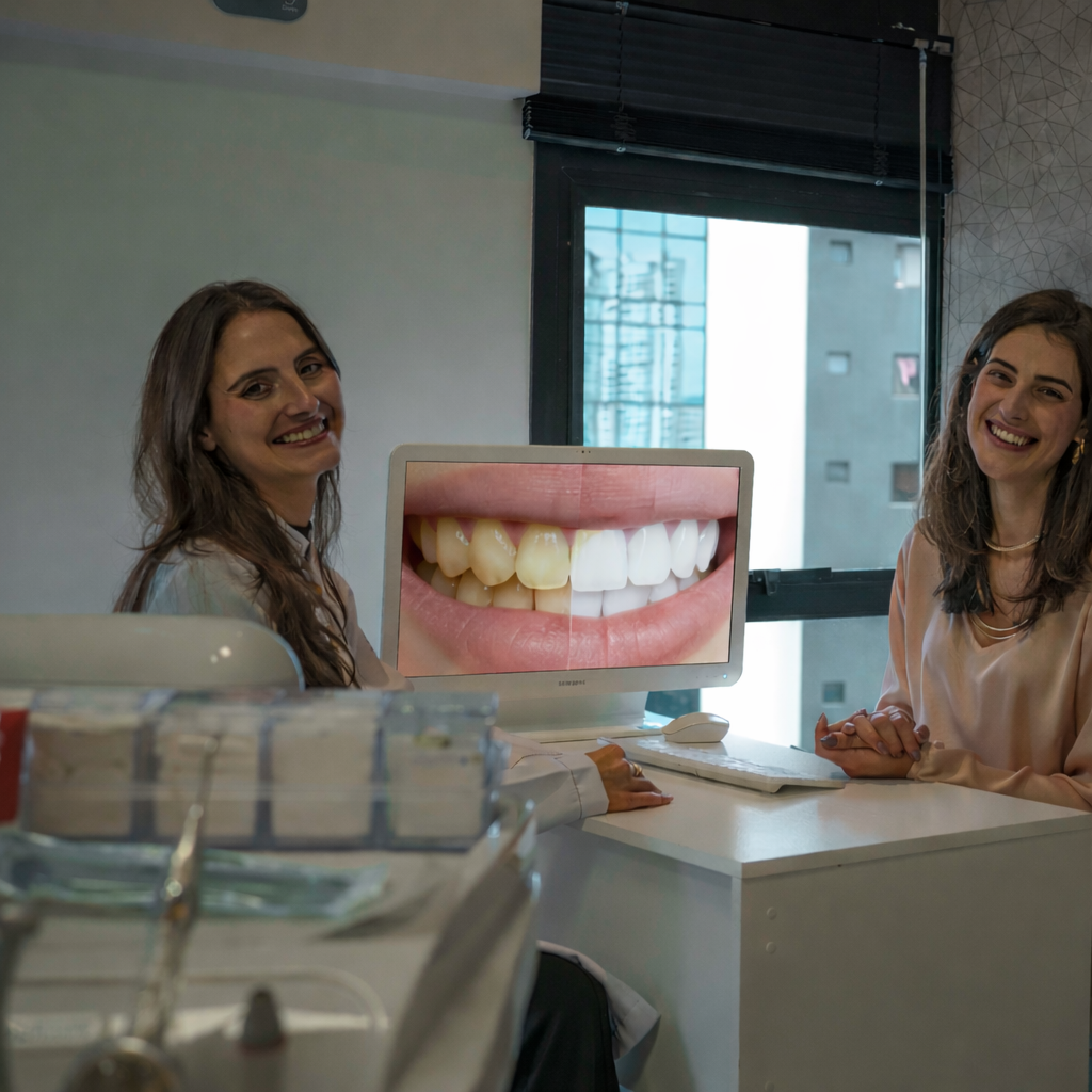 Doutoras sorrindo para foto